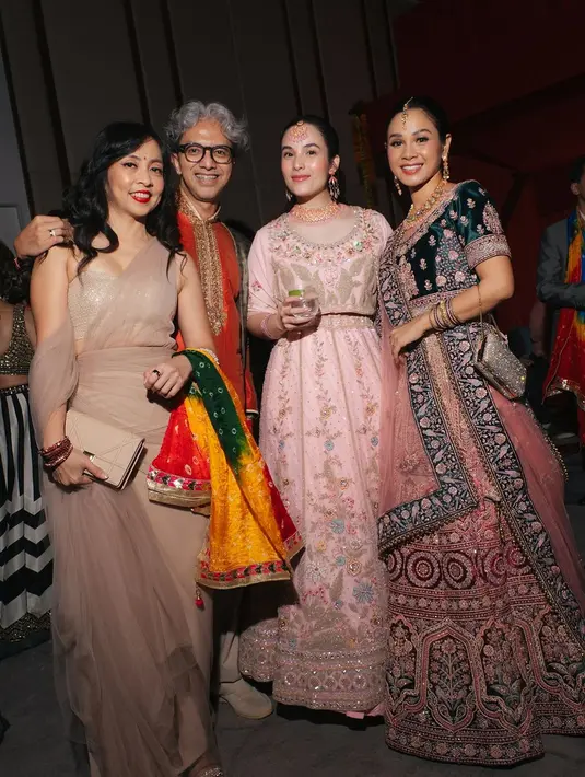 Untuk pertama kalinya, Andien Aisyah tampil dalam balutan lehenga, pakaian tradisional India yang sarat dengan detail bordir rumit dan mewah. [@andienaisyah].