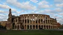 Beberapa wisatawan terlihat di Colosseum di Roma, Italia (4/11/2020). Perdana Menteri Italia Giuseppe Conte telah menandatangani dekret yang menetapkan jam malam berskala nasional mulai pukul 22.00 sampai 05.00 setelah jumlah kasus coronavirus terus melonjak di negara itu. (Xinhua/Cheng Tingting)