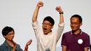 Ekspresi Nathan Law (tengah) usai mendapat kursi dalam pemilihan Dewan Legislatif Hong Kong, Senin (5/9). Ini adalah pertama kalinya kekuasaan politik Hong Kong memberikan tempat kepada aktivis muda prodemokrasi. (REUTERS / Bobby Yip)