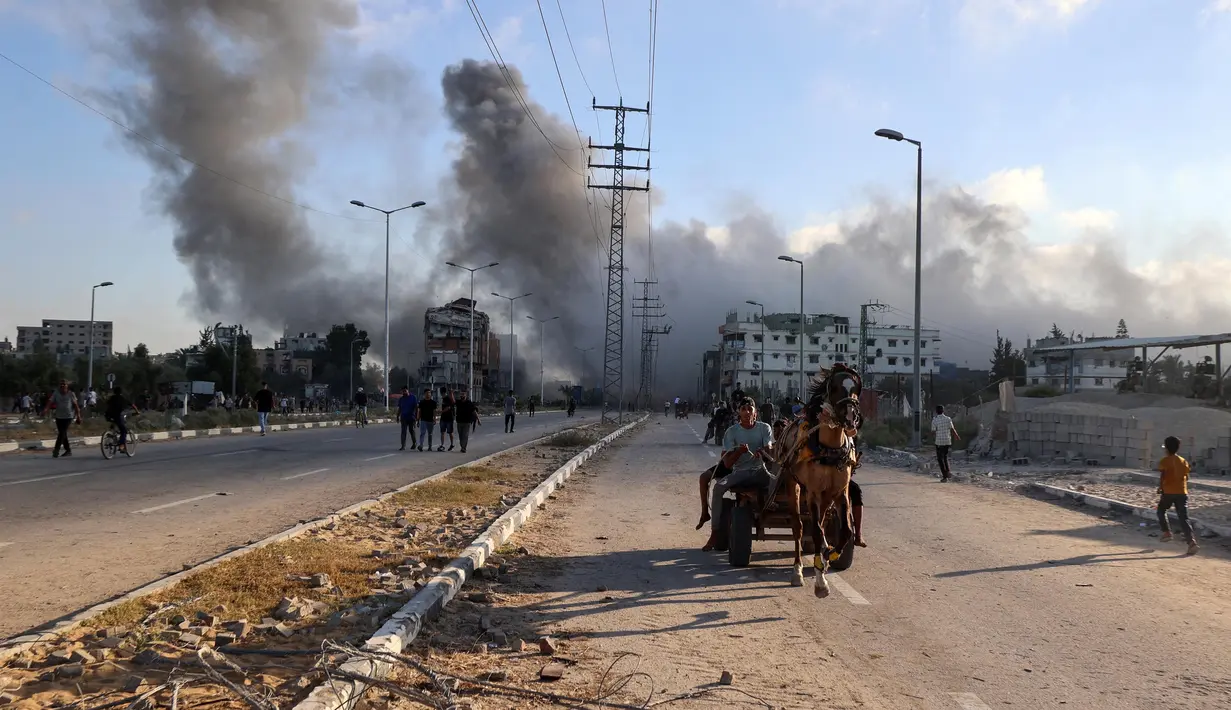 Sementara itu, menurut Kementerian Kesehatan Gaza bahwa invasi militer Israel di Gaza sejak 7 Oktober 2023 silam telah menewaskan sedikitnya 56.077 orang dan melukai 131.848 lainnya. (Eyad BABA/AFP)