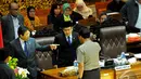 Setya Novanto (menunjuk) usai menjalani Sidang Paripurna terkait pencalonan Komjen Pol Budi Gunawan sebagai Kapolri, Jakarta, Kamis (15/1/2015). (Liputan6.com/Faisal R Syam)