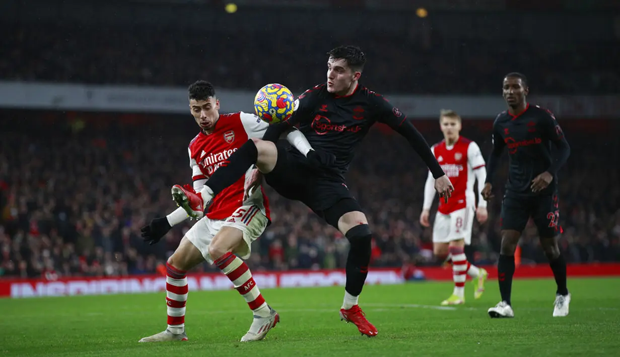 Pemain Arsenal Gabriel Martinelli (kiri) menjegal pemain Southampton Valentino Livramento pada pertandingan sepak bola Liga Inggris di Emirates Stadium, London, Inggris, 11 Desember 2021. Arsenal menang 3-0. (AP Photo/Ian Walton)