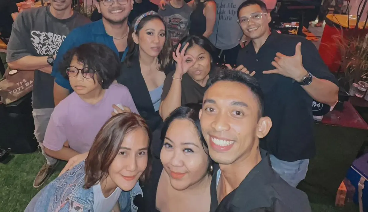 Terbaru, Noah Sinclair dan Bunga Citra Lestari tampak menemani Tiko Aryawardhana saat melakoni pekerjaannya sebagai DJ di Plaza Senayan. [@tikoaryawardhana]