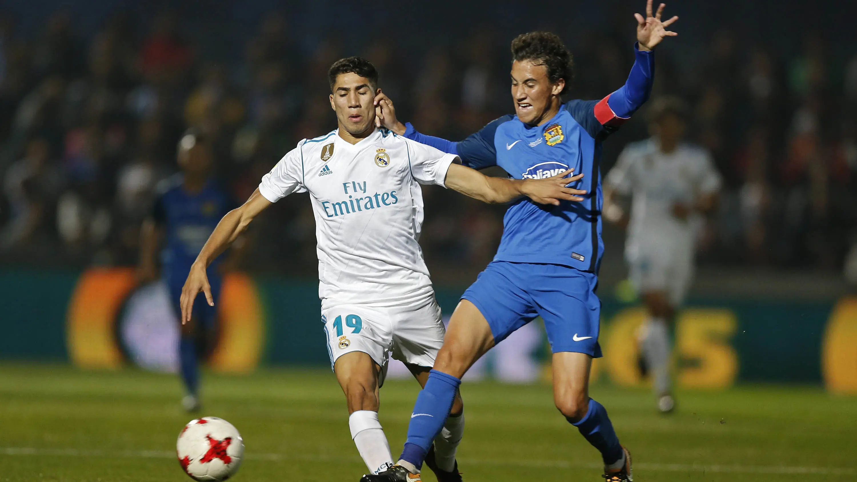 Bek Real Madrid, Achraf Hakimi, berebut bola dengan gelandang Fuenlabrada, Luis Milla, pada laga Copa del Rey di Stadion Fernando Torres, Madrid, Kamis (26/10/2017). Fuenlabrada kalah 0-2 dari Madrid. (AP/Francisco Seco)