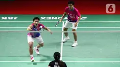 Pebulu tangkis ganda putri Indonesia, Apriyani Rahayu/Siti Fadia Silva Ramadhanti saat bertanding melawan Vivian Hoo/Lim Chiew Sien (Malaysia) pada babak 16 besar Indonesia Masters 2022 di Istora Senayan, Jakarta, Kamis (9/6/2022). Apriyani/Siti Fadia unggul dan melaju ke babak berikutnya. (Liputan6.com/Helmi Fithriansyah)