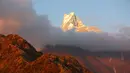 Foto yang diabadikan pada 10 November 2020 ini menunjukkan pemandangan pegunungan Annapurna di Nepal. (Xinhua/Tang Wei)