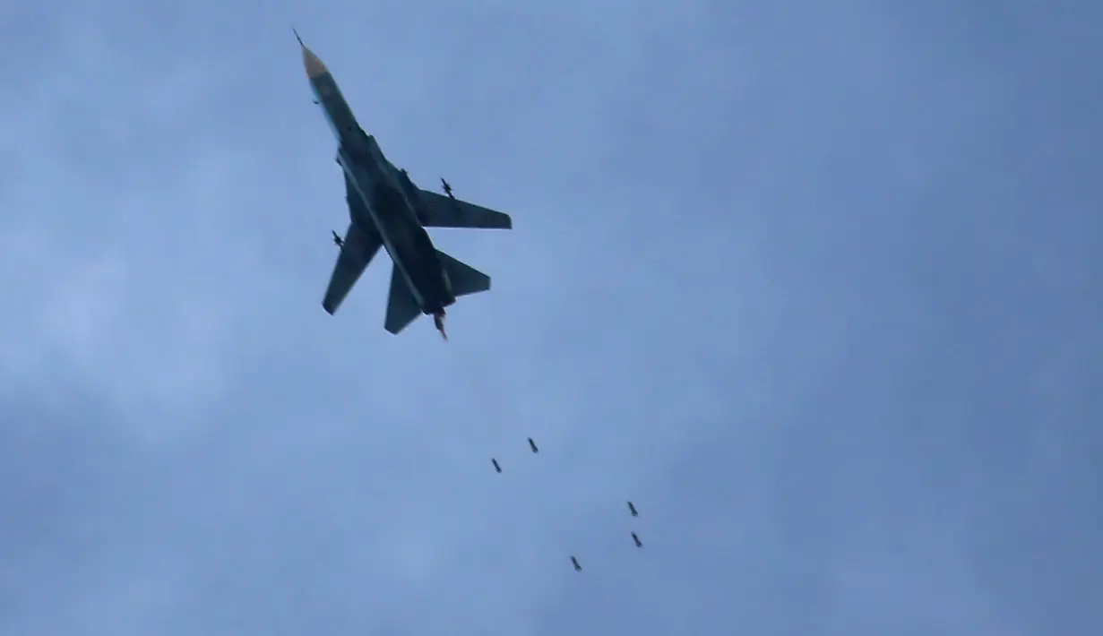 Jet MiG-23 dari pasukan udara Assad menjatuhkan bom saat melancarkan serangannya di di wilayah Ghouta Timur, Suriah (7/2). Perang saudara di Suriah telah meletus awal 2011, ketika rezim Assad menindak demonstrasi pro-demokrasi. (AFP Photo/Amer Almohibany)