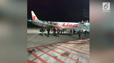 Kembali terjadi, seorang penumpang pesawat Lion Air berteriak ada bom di pesawat. Lantaran panik, penumpang lainnya membuka pintu darurat untuk menyelamatkan diri.