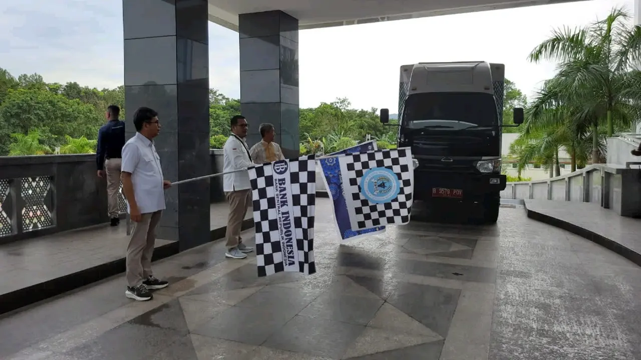 Mobil layanan tukar uang di Sultra, sebanyak puluhan armada disiapkan Bank Indonesia untuk melayani penukaran uang menjelang idul Fitri 2023.(Liputan6.com/Ahmad Akbar Fua)