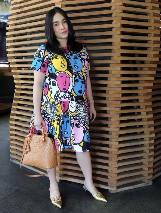 Ussy tampil colorful dengan short dress bermotif abstrak.  (Dok. Instagram @ussypratama)