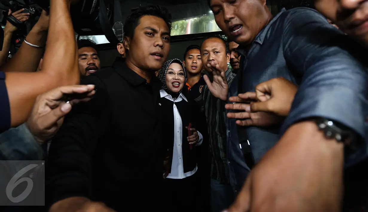 Tampak pengawal ketat cawagub nomor satu Sylviana Murni usai diperiksanya Bareskrim di Gedung Ombudsman, Jakarta, Senin (30/1).  Sylviana Murni, diperiksa polisi terkait dugaan korupsi pembangunan Masjid Al Fauz. (Liputan6.com/Faizal Fanani)