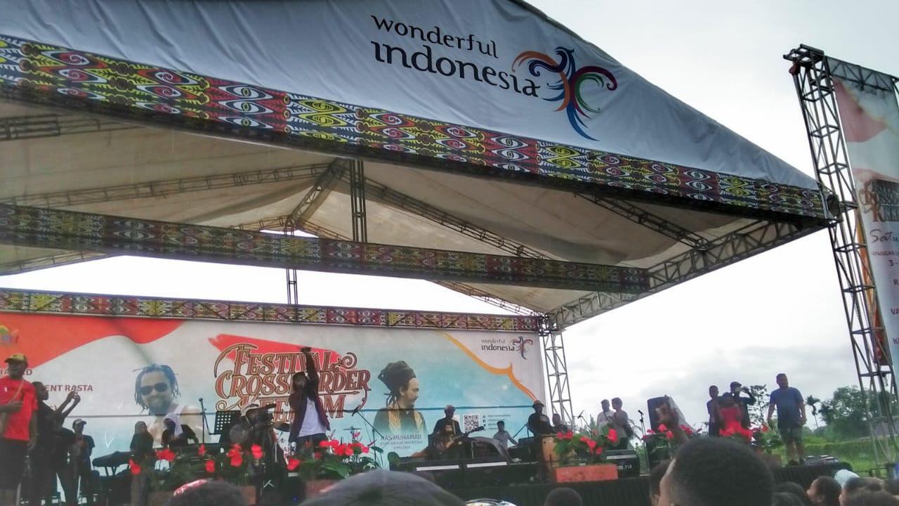 Hujan Tidak Jadi Penghalang Kemeriahan Opening Festival Crossborder Keerom 2019 