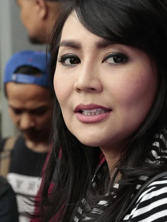 Tessa Kaunang melaporkan Sandy Tumiwa dengan pasal 310 KUHP dan atau pasal 311 KUHP dan atau pasal 27 ayat (3) Juncto pasal 45 UU RI No.19 tahun 2016 tentang perubahan atas UU RI No.11 tahun 2008 tentang ITE. (Bambang E Ros/Bintang.com)