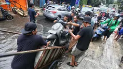 Hujan deras yang mengguyur wilayah DKI Jakarta sejak Kamis (21/3) malam hingga Jumat (22/3/2024) siang mengakibatkan banjir di sejumlah titik. (Liputan6.com/Angga Yuniar)