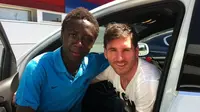 Bobby Adekanye berfoto dengan Lionel Messi.