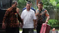 Gubernur Aceh Irwandi Yusuf didampingi petugas tiba di Gedung KPK, Jakarta, Rabu (4/7). Dalam operasi tangkap tangan (OTT), tim KPK turut mengamankan uang Rp500 juta diduga terkait dana otonomi khusus Aceh Tahun 2018. (Merdeka.com/Dwi Narwoko)