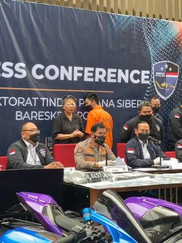 Masih Penuh Senyum, Ini 6 Potret Doni Salmanan yang Sudah Pakai Baju Tahanan