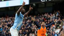 Gelandang Manchester City, Jeremy Doku (kiri), merayakan gol pembuka yang dicetaknya dalam pertandingan Liga Inggris antara Manchester City melawan Brentford di Stadion Etihad, Manchester, Inggris barat laut, pada 9 Mei 2026. (Darren Staples / AFP)