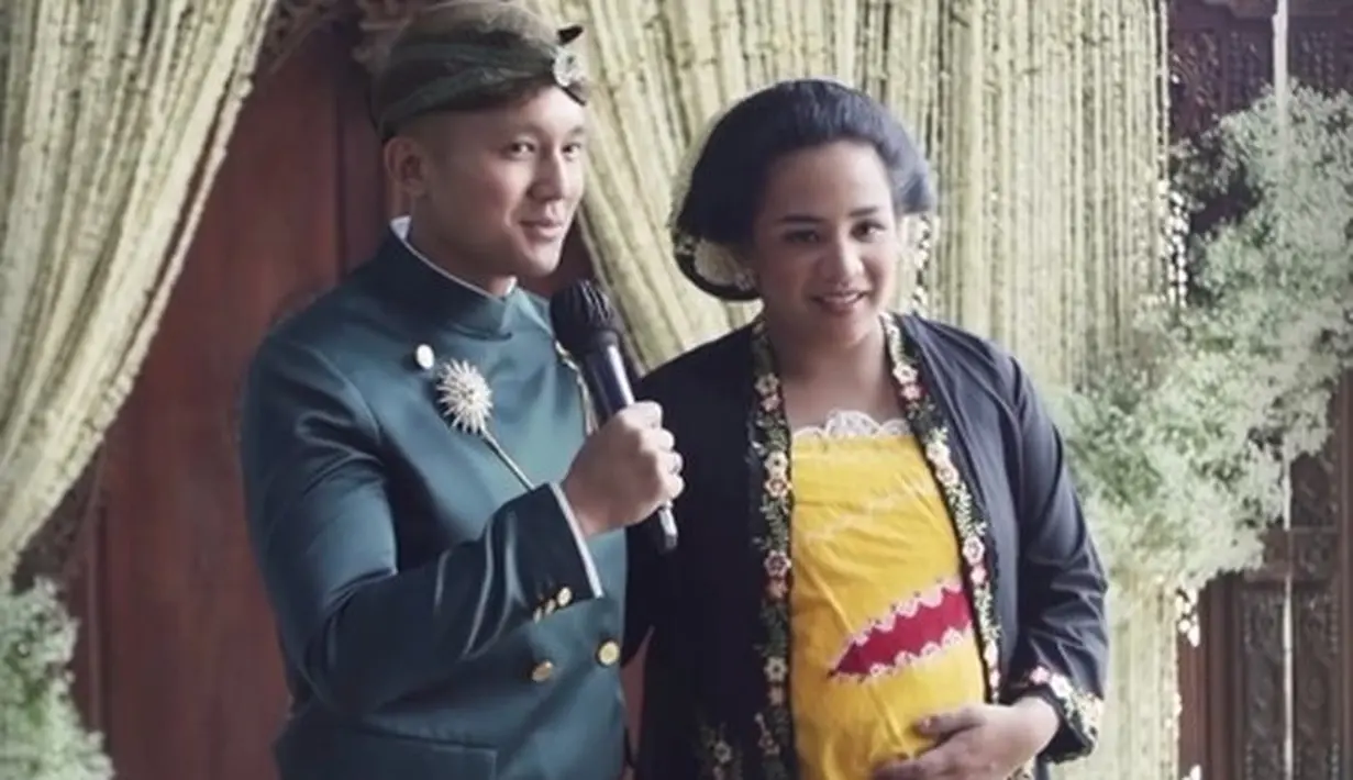 Usai siraman, Angel berganti baju dengan dibantu oleh sang suami. Sebanyak tujuh kali ia harus mengganti baju sampai semua orang mengatakan cocok. Seperti mengenakan kain kuning sebagai kemben dipadu dengan kebaya hitam.  [@angelpieters]