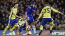 Striker Chelsea, Diego Costa, berhasil melewati bek Everton, Ramiro Funes Mori, pada laga Premier League di Stamford Bridge Stadium, Inggris, Sabtu (11/2016). Chelsea menang 5-0 atas Everton. (Reuters/Hannah McKay) 