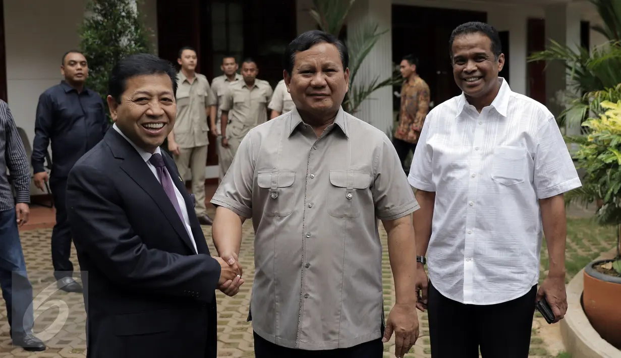 Ketua DPR RI, Setya Novanto (kiri) bersalaman dengan Ketua Umum Partai Gerindra Prabowo Subianto di kediaman Jalan Kertanegara, Jakarta, Kamis (1/12). Keduanya melakukan pertemuan secara tertutup. (Liputan6.com/Helmi Fithriansyah)