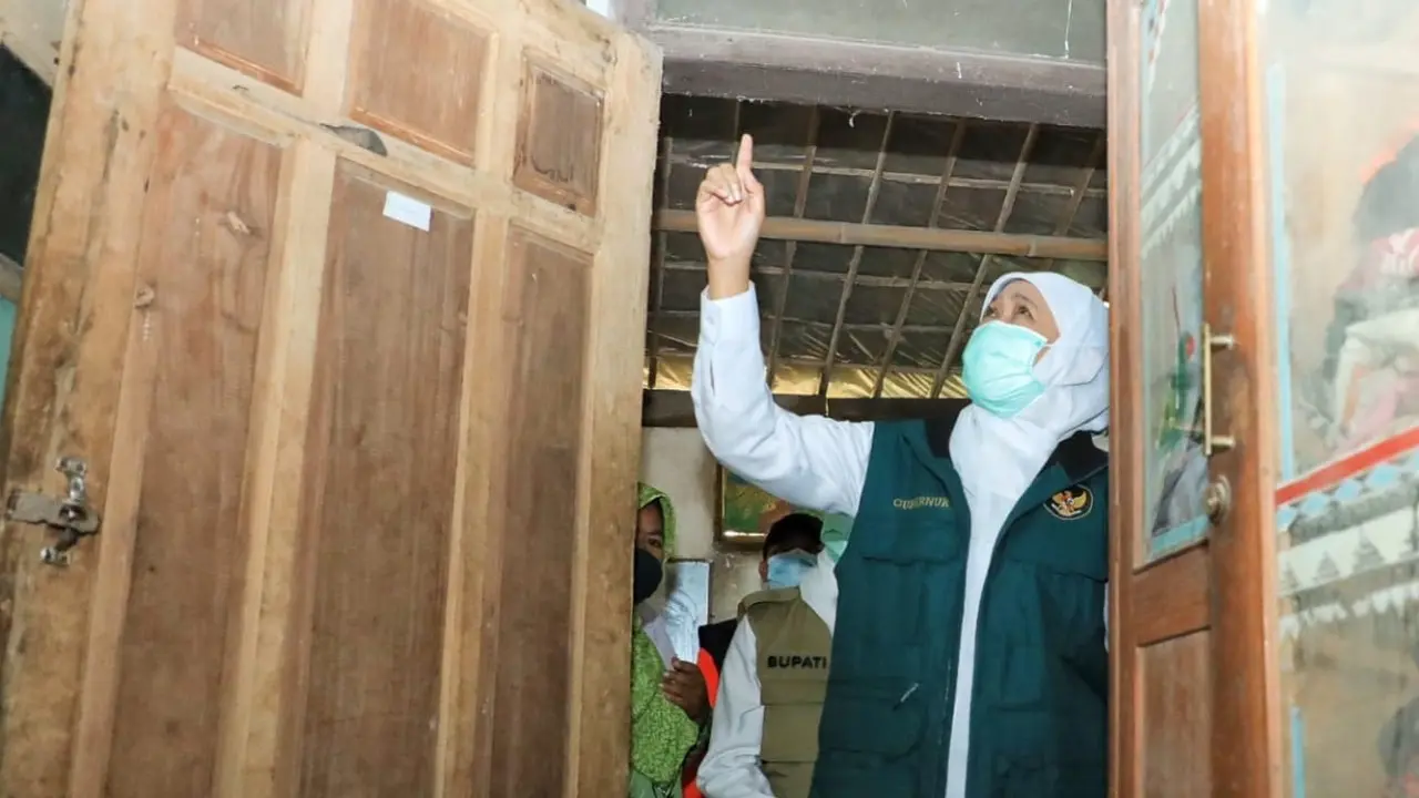 Gubernur Jatim  Khofifah Indar Parawansa meninjau lokasi korban gempa Blitar. (Dian Kurniawan/Liputan6.com)