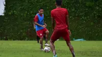 Pelatih Arema FC, Javier Roca, bakal memaksimalkan peran Evan Dimas sebagai playmaker di putaran kedua BRI Liga 1 2022/2023. (Bola.com/Iwan Setiawan)