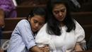 Terdakwa Damayanti Wisnu Putranti ditemani anaknya saat menjalani sidang pembacaan tuntutan di Pengadilan Tipikor Jakarta, Senin (29/8). Seorang putri Damayanti terlihat bersandar di bahu ibunya. (Liputan6.com/Faizal Fanani)