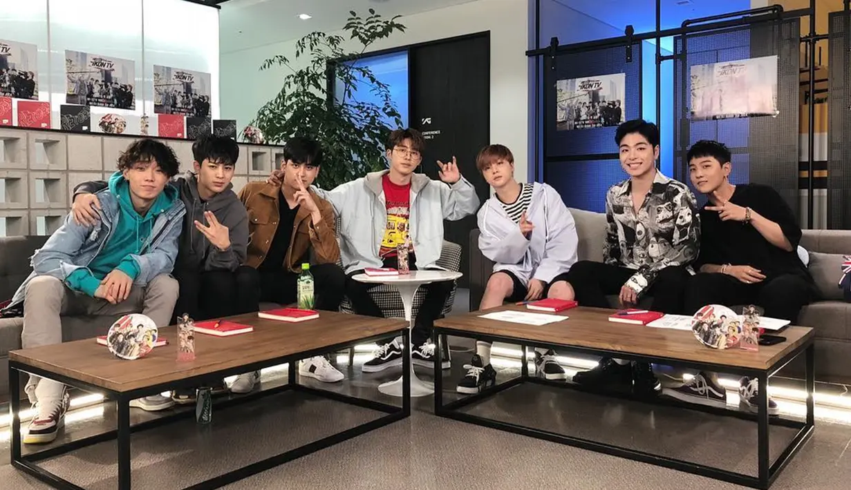 Grup yang dipimpin oleh Kim Hanbin atau B.I memiliki selera fashion yang cukup unik. Mereka kerap tampil dengan fashion santai casual seperti kaos, jaket dan celana jeans. (Liputan6.com/Instagram/@withikonic)
