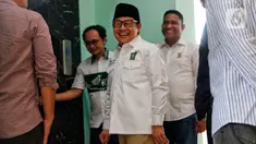 Ketua Umum PKB Muhaimin Iskandar (tengah) tersenyum sebelum menyampaikan keterangan pers di Kantor DPP PKB, Jakarta, Kamis (15/6/2023). (Liputan6.com/Angga Yuniar)