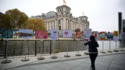 Runtuhnya Tembok Berlin pada tahun 1989 menyatukan kembali Jerman Timur dan Barat, peristiwa ini menjadi simbol kebebasan dan persatuan. (Tobias SCHWARZ/AFP)