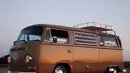 VW Combi berwarna coklat ini sangat cocok untuk nongkrong di kala senja. (Source: Facebook/Campervan Fan)