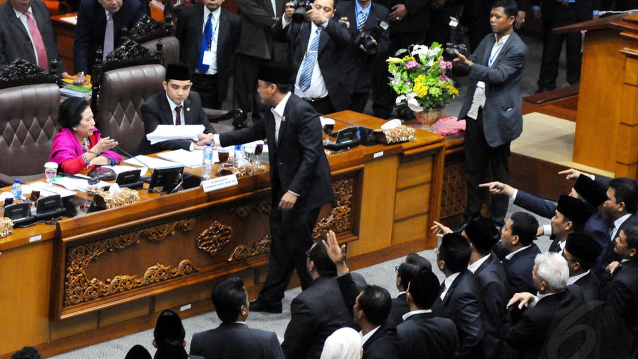Aksi Anarkis Anggota DPR Baru di Sidang Paripurna