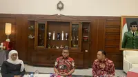 Gubernur Jawa Timur Khofifah Indar Parawansa bertemu dengan Sekjen PDIP Hasto Kristiyanto di rumah dinas Wali Kota Surabaya Eri Cahyadi. Pertemuan berlangsung tertutup. (Liputan6.com/Delvira Hutabarat)