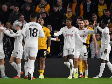 Pemain Manchester United Rasmus Hojlund (kiri) melakukan selebrasi setelah mencetak gol kedua timnya saat pertandingan sepak bola Liga Premier Inggris melawan Wolverhampton Wanderers di Stadion Molineux di Wolverhampton, Inggris, Kamis, 1 Februari 2024. (AP Photo/Rui Vieira)