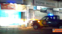 Citizen6, Garut: Dua buah bom rakitan ditemukan di sebuah toko yang berada di Kampung Sukadana, Desa Cikajang, Cikajang, Garut, sekitar pukul 00.30 WIB, Selasa (2/8). Polisi kemudian mengamankan satu orang tersangka. (Pengirim: Arul)