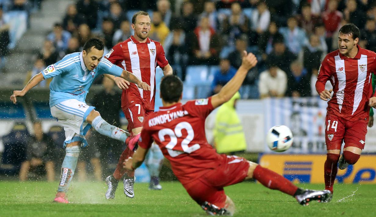 Pemain Celta Viga, Fabian Arief Orellana, menendang bola ke arah gawang Sevilla dalam leg kedua semifinal Copa del rey di Stadion Balaidos, Vigo, Spanyol, Jumat (12/2/2016) dinihari WIB. (AFP/Cesar Manso)