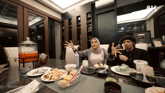 Momen Atta Halilintar Masak Pertama Kali Untuk Aurel, Jadi Suami Romantis. (Sumber: YouTube/Atta Halilintar)