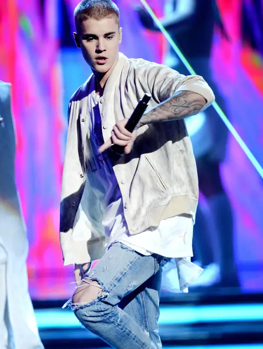 Di patung itu Justin hanya mengenakan celana pendek dan telanjang dada, namun kalung rantai dan ikat kepala putih menjadi aksesoris tambahan yang dikenakannya. Meski hanya sebagai patung, namun Justin tetap menjadi incaran fansnya. (AFP/Bintang.com)