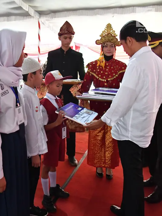 Presiden Jokowi menyerahkan Kartu Indonesia Pintar atau KIP secara simbolis kepada siswa di SMA Negeri 1 Palembang, Sumatra Selatan (22/1). (Liputan6.com/Pool/Biro Setpres)