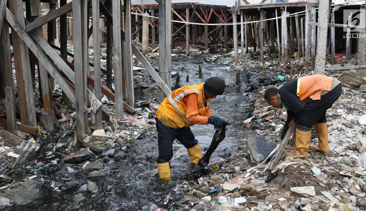 Petugas membersihkan sampah yang memenuhi aliran Kali Gendong di kawasan Penjaringan, Jakarta, Senin (3/12). Kali Gendong dipenuhi sampah rumah tangga. (Liputan6.com/Immanuel Antonius)