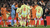 Wasit Swedia Glenn Nyberg (kanan) menunjukkan kartu merah kepada bek Belanda Jorrel Hato (ke-4 dari kanan) selama pertandingan leg pertama perempat final Liga Bangsa-Bangsa UEFA antara Belanda dan Spanyol di stadion De Kuip di Rotterdam, pada 20 Maret 2025.NICOLAS TUCAT / AFP