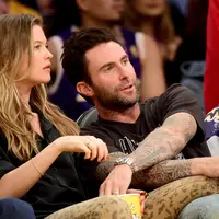 Vokalis utama Maroon 5, yakni Adam Levine mengungkapkan kisah lucunya tentang Behati Prinsloo yang menjalani kehamilan anak pertamanya. (AFP/Bintang.com)