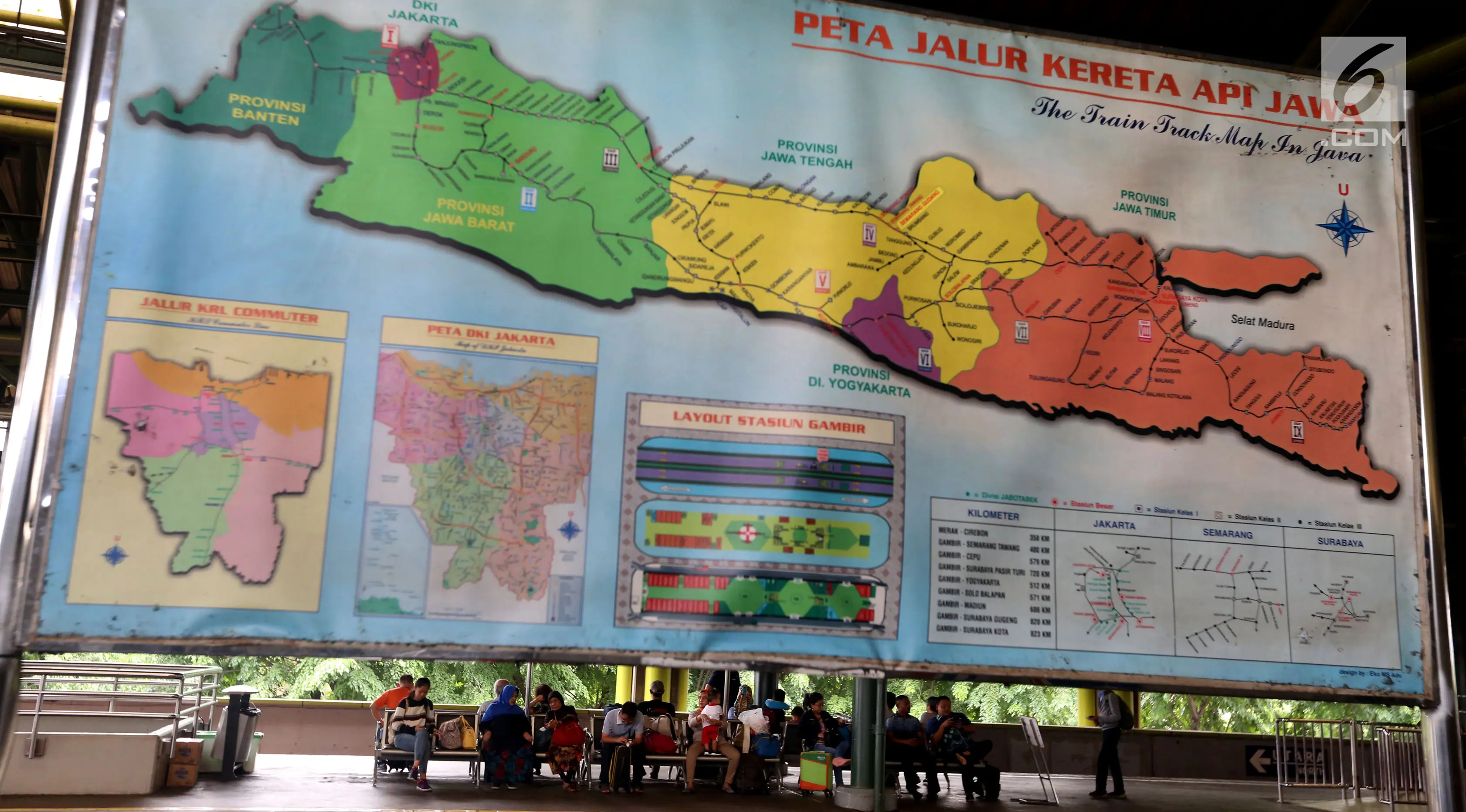 Peta jalur kereta api Jawa yang terpampang di Stasiun Gambir, Jakarta, Rabu (29/11). Memasuki libur panjang peringatan Maulid Nabi Muhammad SAW, PT KAI Daop 1 akan mengoperasikan 11 Kereta Api (KA) tambahan. (Liputan6.com/JohanTallo)