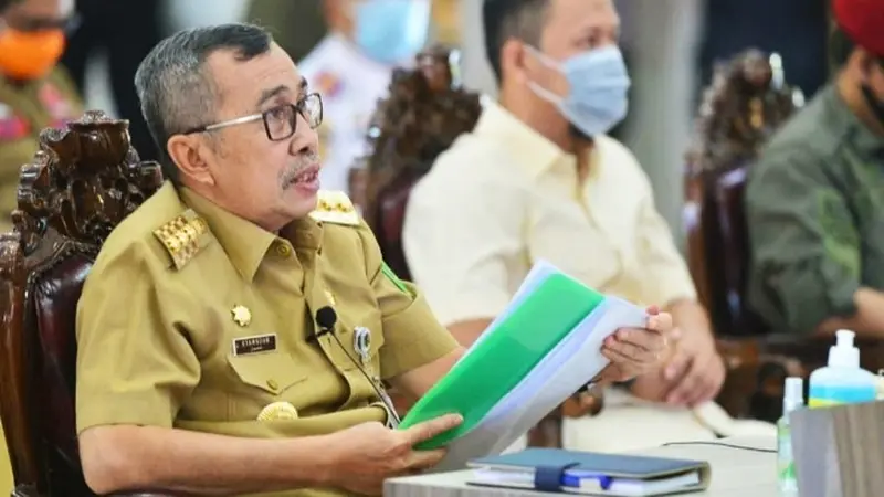 Gubernur Riau Syamsuar dalam rapat penanganan percepatan Covid-19.