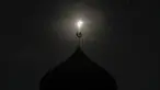 Gerhana matahari parsial di atas kubah sebuah masjid di Kuala Lumpur (9/3/2016). Gerhana matahari total terjadi di sejumlah daerah di Indonesia. (AFP Photo/Manan Vatsyayana)