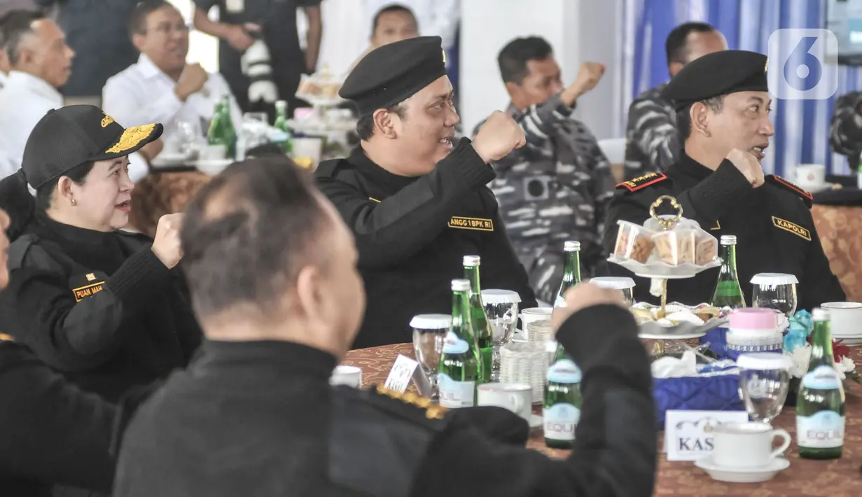 Ketua DPR Puan Maharani dan Kapolri Jenderal Listyo Sigit Prabowo saat berlangsungnya prosesi penyematan brevet Hiu Kencana di kapal selam KRI Alugoro-405, Dermaga 100, Tanjung Priok, Jakarta Utara, Senin (28/11/2022). (merdeka.com/Iqbal S Nugroho)