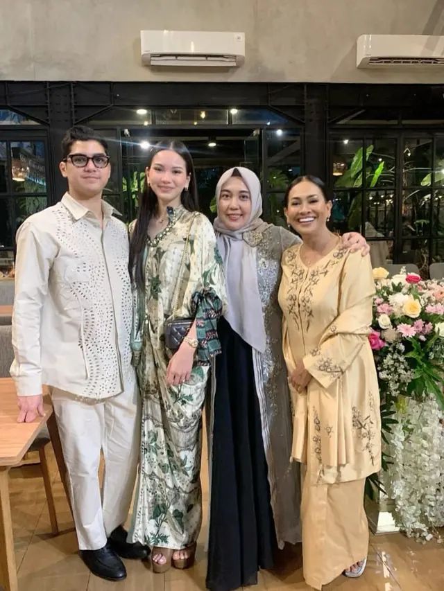 Alyssa Daguise saat Hadir di Resepsi Pernikahan Kakaknya, Alexandra Daguise. [@risa_dewi]