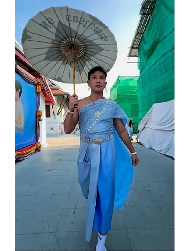 6 Potret Denny Sumargo Pakai Baju Tradisional Wanita Thailand, Jadi Pusat Perhatian