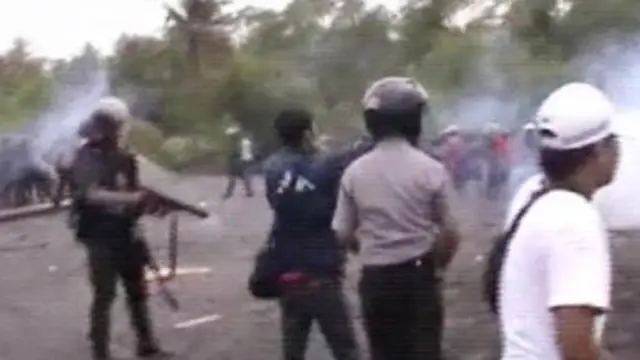 [VIDEO] Massa Mengamuk Tolak Tambang Pasir Besi Ketapang